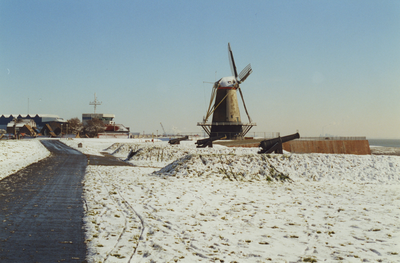 58878 De Oranjedijk ('Groene Boulevard') met op de achtergrond de Oranjemolen op het Oranjebolwerk (foto februari 2001).