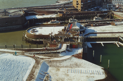 58894 Luchtfoto van Vlissingen. Vanuit de uitkijktoren van het maritiem attractiecentrum het Arsenaal van boven naar ...