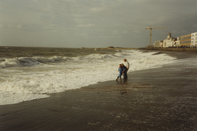 58901 De zeewering (Glooiing) voor Boulevard de Ruyter en Boulevard Bankert (foto november 1989).