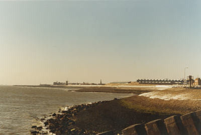 58902 De zeewering voor de Eilanddijk gezien vanaf het uiterste punt van dit dijklichaam richting het Oranjebolwerk ...