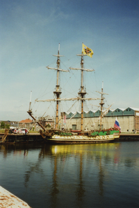58917 De Dokhaven met aan de Dokkade de driemaster Shtandart uit Rusland. Het schip is een replica, gebouwd in 1999, ...