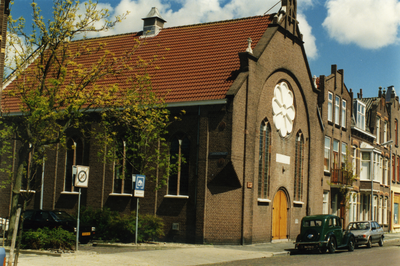 58942 De Christelijk Gereformeerde Kerk in de Kasteelstraat, hoek Lammensstraat (foto juni 1991).