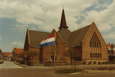 58949 De Gereformeerde kerk (Petruskerk) aan de Paul Krugerstraat. De kerk is gebouwd in 1928-1929. Links de Doctor ...