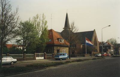 58950 De Paul Krugerstraat met rechts de Gereformeerde kerk (Petruskerk). De kerk is gebouwd in 1928-1929 (foto mei 1994).