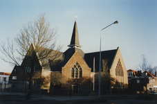 58953 De Gereformeerde kerk (Petruskerk) aan de Paul Krugerstraat. De kerk is gebouwd in 1928-1929. Links de Doctor ...