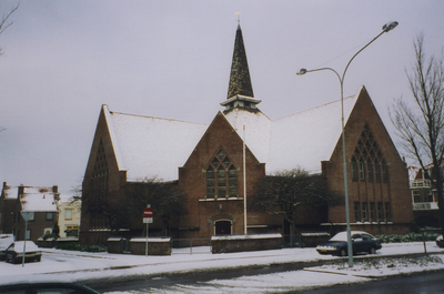 58955 De voormalige Gereformeerde kerk (Petruskerk) aan de Paul Krugerstraat. De kerk is gebouwd in 1928-1929 Links de ...
