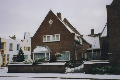 58958 De kosterswoning aan de Doctor Ottestraat met links de Rochussenstraat. Geheel rechts de Gereformeerde kerk ...