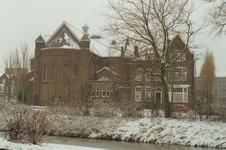 58963 De Rooms-Katholieke kerk met de pastorie aan de Singel. Op de voorgrond de Vlissingse Watergang of Leiding (foto ...