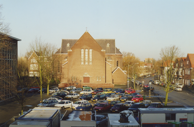 58965 De parkeerplaats tussen het Stadhuis (links) en de Brouwenaarstraat (rechts). In het midden de Rooms-Katholieke ...