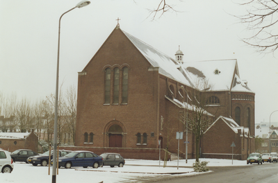 58968 De Rooms-Katholieke kerk gezien vanaf de Brouwenaarstraat. Verder zien we de parkeerplaats naast het stadhuis en ...