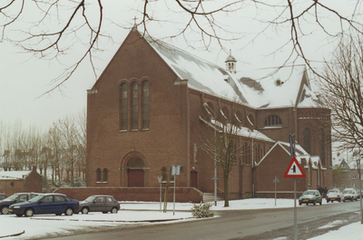 58969 De Rooms-Katholieke kerk gezien vanaf de Brouwenaarstraat. Verder zien we de parkeerplaats naast het stadhuis en ...