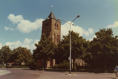 58979 De Nederlands Hervormde Kerk op het Oranjeplein in Oost-Souburg. De kerk bestaat uit een 14e eeuwse toren en een ...