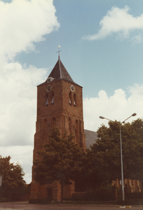 58980 De Nederlands Hervormde Kerk op het Oranjeplein in Oost-Souburg. De kerk bestaat uit een 14e eeuwse toren en een ...