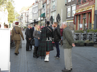 59019 Onthulling maquette hoek Nieuwstraat ter herinnering aan de op 1 november 1944 gesneuvelde Schotse militair ...