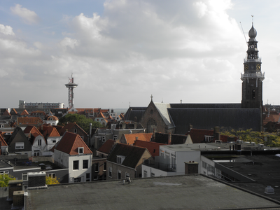 59035 Gezicht vanaf 5 hoog Lange Zelke over de stad richting Schelde zichtbaar ondermeer uitkijktoren en de St. Jacobskerk