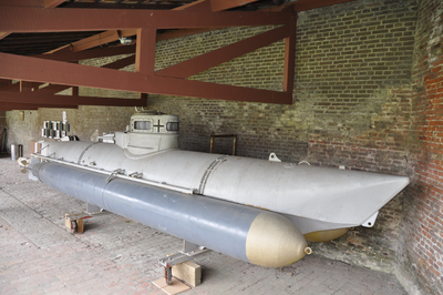 59068 Duitse 1-mans onderzeeboot Biber in Fort Rammekens klaarmaken voor transport naar de Machinefabriek