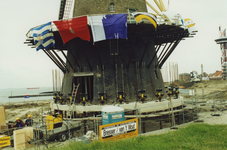 59185 In 2001 kreeg de Oranjemolen te Vlissingen een nieuwe paalfundering en betonvloer, uitgevoerd door firma Bresser ...