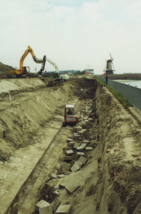 59189 Rijkswaterstaat verhoogde en verstevigde in 2001 de Oranjedijk te Vlissingen van jachthaven tot voorbij de ...