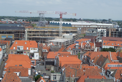 59322 Gezicht vanaf de Sint Jacobstoren te Vlissingen over de werkzaamheden aan het WVO Zorg woonzorgcomplex ...