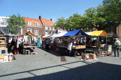59342 Kleine rommelmarkt op de Oude Markt te Vlissingen. Deze markt wordt in de zomermaanden ongeveer 8 keer per jaar ...