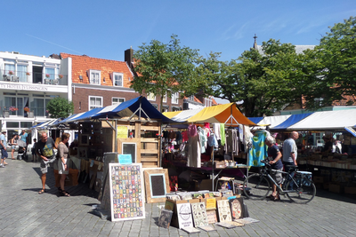 59343 Kleine rommelmarkt op de Oude Markt te Vlissingen. Deze markt wordt in de zomermaanden ongeveer 8 keer per jaar ...