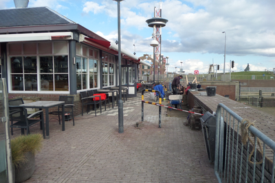 59387 Werkzaamheden aan het voetpad bij Brasserie Evertsen aan het De Ruyterplein 1 te Vlissingen. Het looppad wordt ...