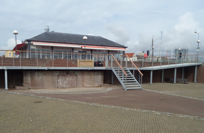 59388 Het voetpad bij Brasserie Evertsen aan het De Ruyterplein 1 te Vlissingen is verlegd, zodat voetgangers en ...