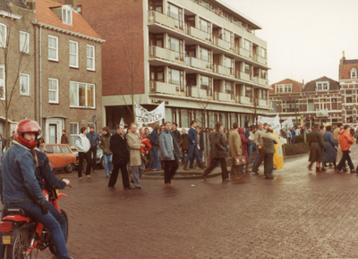 59404 Protestactie van Schelde-werknemers in Vlissingen op maandagochtend 7 februari 1983 tegen de dreigende afbraak ...