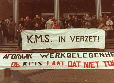 59405 Protestactie van Schelde-werknemers in Vlissingen op maandagochtend 7 februari 1983 tegen de dreigende afbraak ...