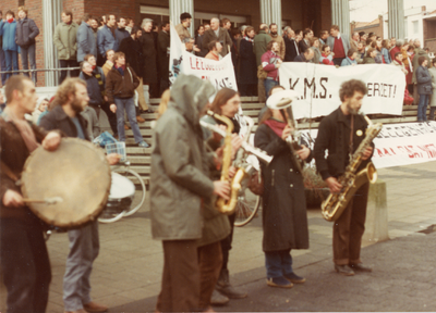 59407 Protestactie van Schelde-werknemers in Vlissingen op maandagochtend 7 februari 1983 tegen de dreigende afbraak ...