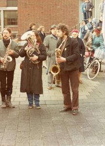 59409 Protestactie van Schelde-werknemers in Vlissingen op maandagochtend 7 februari 1983 tegen de dreigende afbraak ...