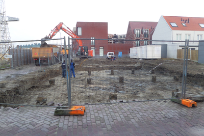 59439 Voorbereidingen voor de nieuwbouw van 6 herenhuizen aan de Wagenaarstraat te Vlissingen, gezien vanaf de ...