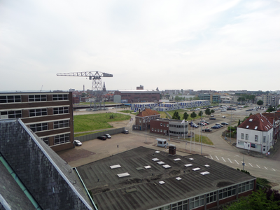 59445 Gedeelte terrein van de Koninklijke Scheldegroep (KSG) te Vlissingen met de hoofdpoort Vlissingen-Stad van de ...