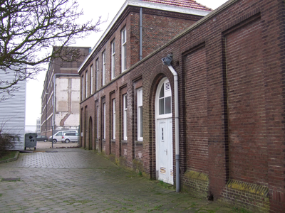 59476 Gedeelte terrein van de Koninklijke Scheldegroep (KSG) te Vlissingen tussen rechts de oude verbandkamer (met ...
