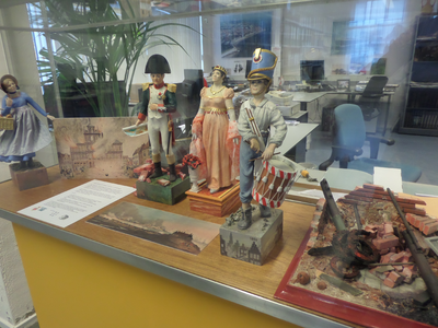 59481 Tentoonstelling in het gemeentearchief over Napoleon in Vlissingen met o.a. sculpturen van historische figuren ...