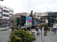 59491 De zonnetrein rijdt via de Marktstraat naar de Spuistraat te Vlissingen. Deze trein rijdt op zonne-energie en ...