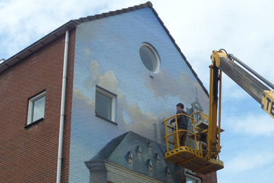 59498 De Goese kunstenaar Stefan Thelen is op een gevel aan de Breestraat 13 begonnen aan een muurschildering van het ...