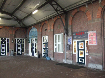 59580 Perron van het station aan het Stationsplein te Vlissingen, met rechts de deur naar de Kiosk en daarachter de ...