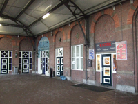 59580 Perron van het station aan het Stationsplein te Vlissingen, met rechts de deur naar de Kiosk en daarachter de ...