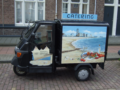 59583 Cateringwagentje voor de mobiele catering van restaurant Het Station te Vlissingen staat geparkeerd in de Paul ...