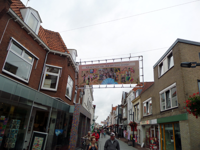 59594 Op initiatief van de Vlissingse Ondernemers Centrale (VOC) zijn in de binnenstad van Vlissingen achttien banieren ...