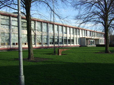 59595 Christelijke Scholengemeenschap Walcheren (CSW) aan de Adriaen Coortelaan 5 te Vlissingen, in het gebouw uit 1965 ...