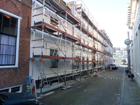 59599 Gebouw van het gemeentearchief aan de Hellebardierstraat 2 in de steigers voor groot onderhoud aan de ...