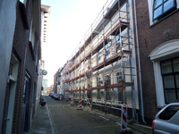 59600 Gebouw van het gemeentearchief aan de Hellebardierstraat 2 in de steigers voor groot onderhoud aan de ...