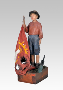 4386 [Sculptuur van een jongen met gevonden gemeentevlag, hoofddeksel en blindganger Congreve raket]