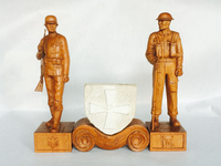 4389 [Sculptuur van een Engelse en Duitse soldaat op sokkel met wapenschild]
