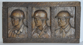 4371 [Portret van drie militairen uit WOII, als symbool voor het tijdsgewricht 1940-1945]