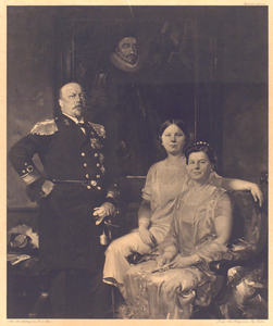 673 [Familieportret van prins Hendrik, koningin Wilhelmina en prinses Juliana]