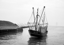 10905 Nederlands visserschip VLI 61 voor de ingang van de Vissershaven in Vlissingen. Schipper: J. Oreel. Eigenaar .. ...