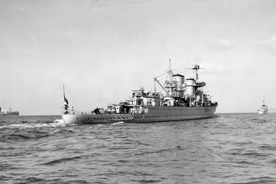 11097 Hr.Ms. Kruiser Sumatra (6670 ton) op volle zee voor Scheveningen. 15-7-1916: Bij de Nederlandse scheepsbouw ...